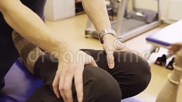 医生理疗师帮助残疾人的双手视频的预览图