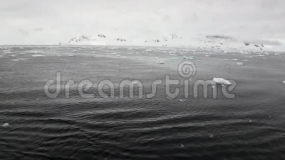 全球变暖的冰山漂浮在南极洲的海洋中视频的预览图