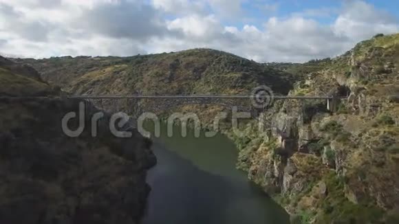 西班牙萨莫拉峡谷上铁桥的快速鸟瞰图视频的预览图