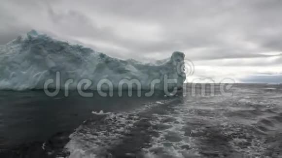 全球变暖的冰山漂浮在南极洲的海洋中视频的预览图