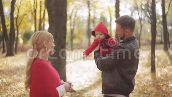 妈妈爸爸和小儿子正在秋天公园玩视频的预览图