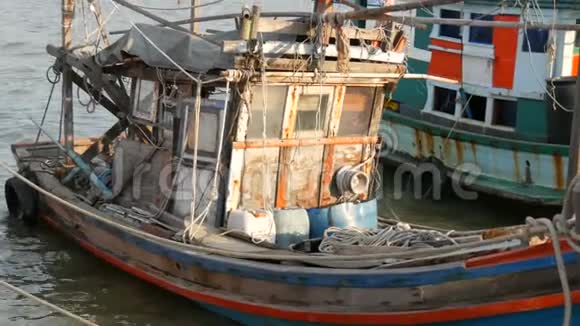 停泊在鱼坞上的老式木制半船视频的预览图