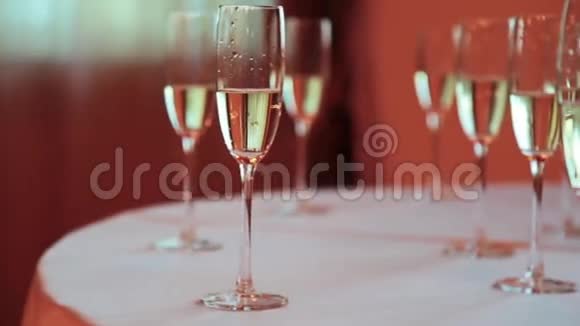 桌上放着香槟的酒杯视频的预览图