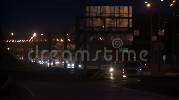 傍晚城市交通的景色视频的预览图