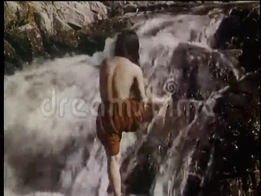 露肩的美国土著妇女在溪流中沐浴后景视频的预览图