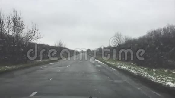 糟糕的沥青户外汽车驾驶雨秋寂寞道路慢动作视频视频的预览图