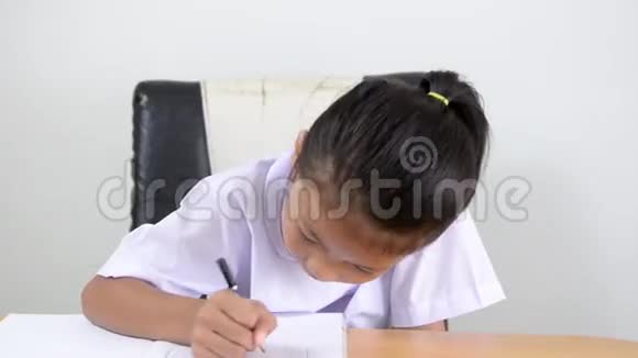 亚洲孩子穿着学生制服写笔记本的泰国女孩视频的预览图
