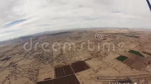 跳伞员在亚利桑那州桑迪上空跳伞极限运动肾上腺素视频的预览图