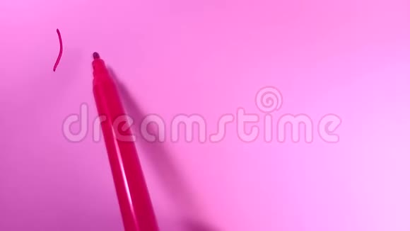 写短信我爱你红色毡尖笔在粉红色背景上视频的预览图