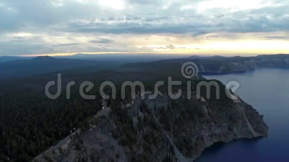 俄勒冈州火山口湖国家公园视频的预览图