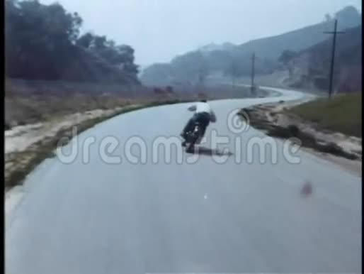 高速摩托车追逐乡村道路视频的预览图