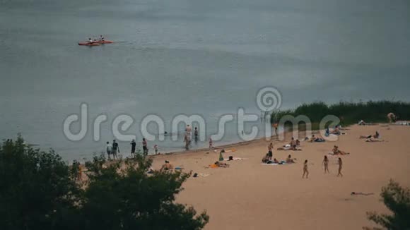 人们在阳光明媚的夏日海滩上长距离射击视频的预览图