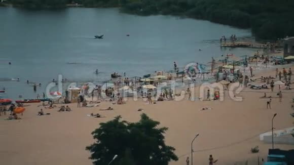 人们在阳光明媚的夏日海滩上长距离射击视频的预览图