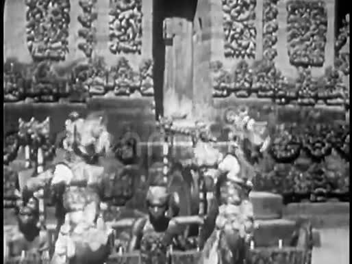 波利尼西亚舞者和音乐家在神庙前表演视频的预览图