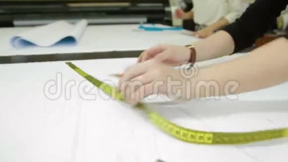 裁缝准备缝制图案视频的预览图