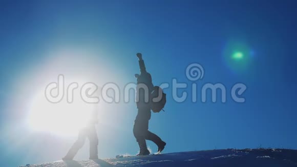 团队合作获奖者游客冬季雪商务旅行在山顶相遇两个背包徒步旅行的人相遇视频的预览图