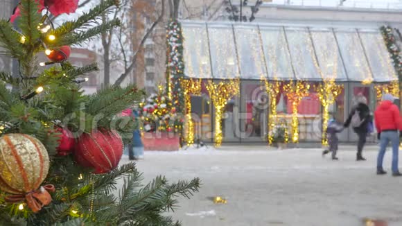 大城市街道上的圣诞装饰品注意力不集中的人去购物视频的预览图