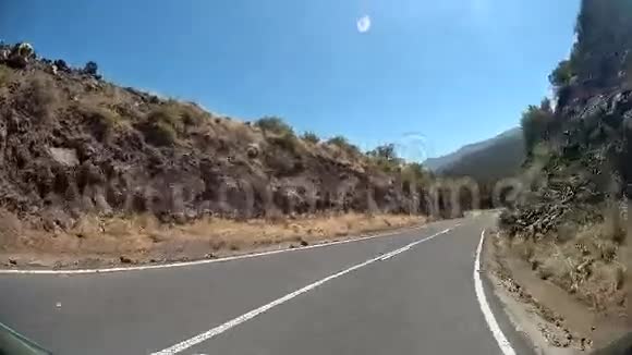 汽车在山路上左转视频的预览图
