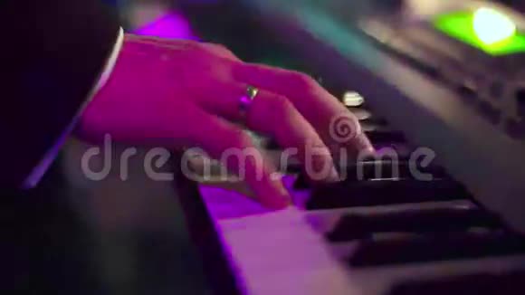 男子电钢琴奏彩灯视频的预览图