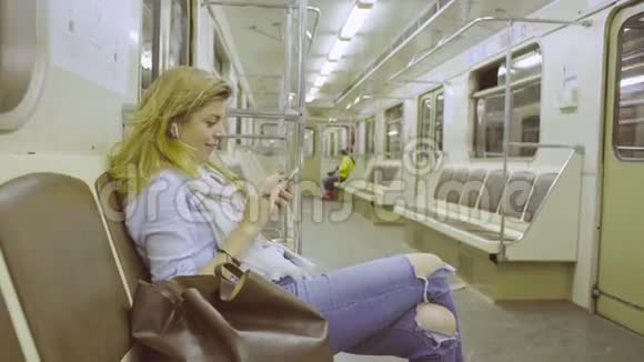 坐地铁火车的年轻女子视频的预览图