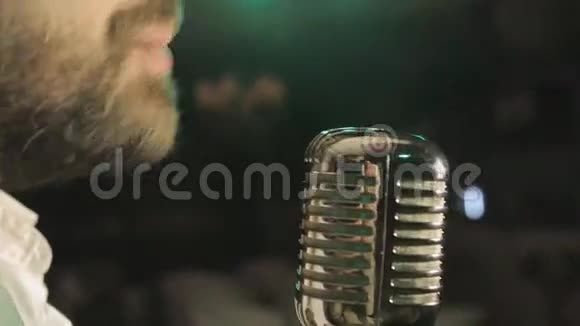 卡拉OK复古麦克风的激情演唱视频的预览图