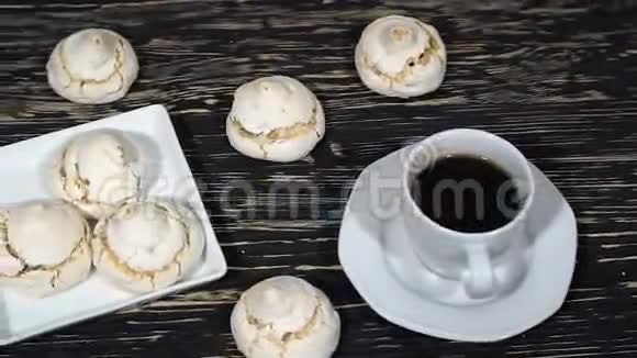 一大堆带咖啡的白色奶油蛋糕视频的预览图