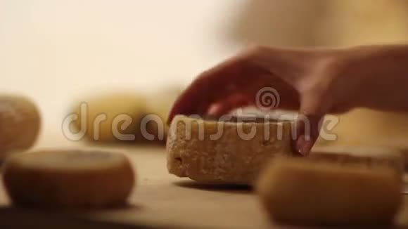 把小奶酪放在一起视频的预览图
