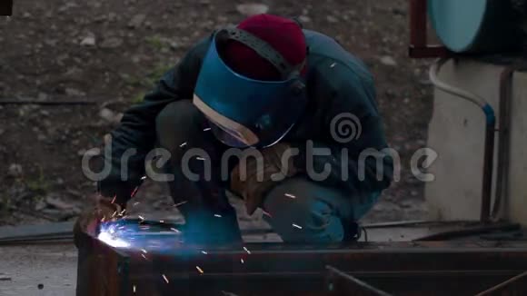人焊接金属格栅进行施工视频的预览图