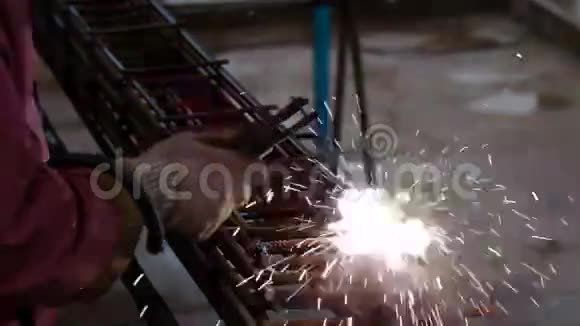工人焊接金属网架进行施工视频的预览图