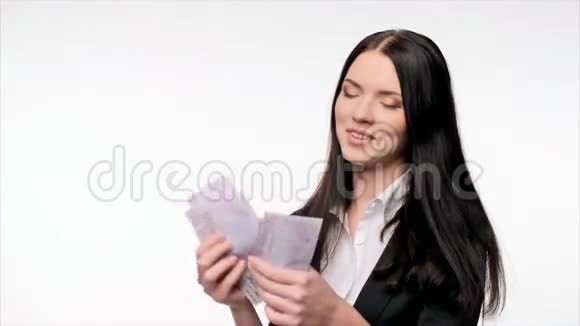 女商人给欧元现金视频的预览图