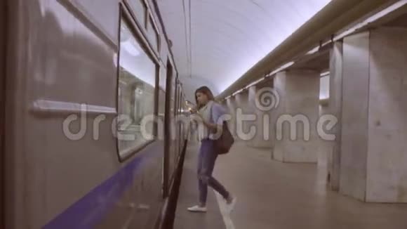 坐地铁火车的年轻女子视频的预览图