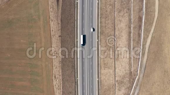 从空中俯瞰高速公路上的汽车和卡车无人机射击视频的预览图