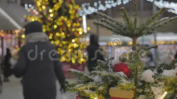 大城市街道上的圣诞装饰品注意力不集中的人去购物视频的预览图