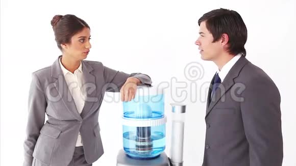 在饮水机旁聊天的同事视频的预览图