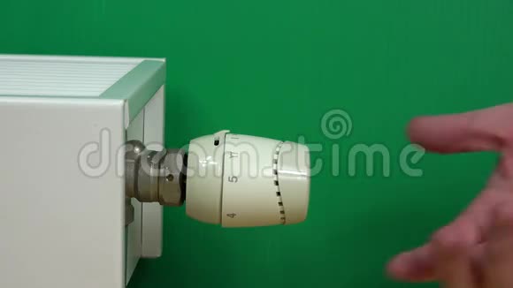 手动调节绿色散热器温控器温度视频的预览图