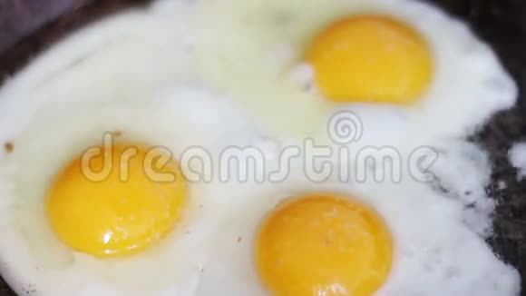 在煎锅里煮鸡蛋上景视频的预览图