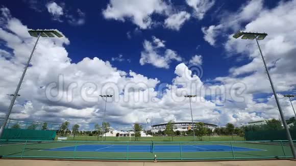 蓝天白云室外空网球场时间流逝视频的预览图