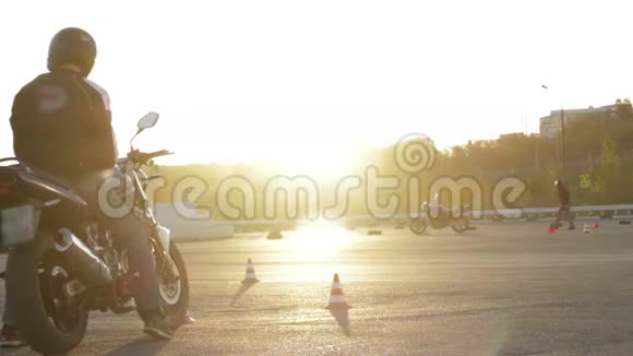 日落时分骑摩托车的摩托车视频的预览图