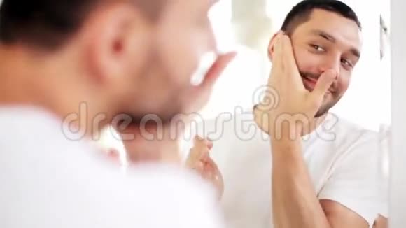 快乐男人在浴室用后水洗脸视频的预览图