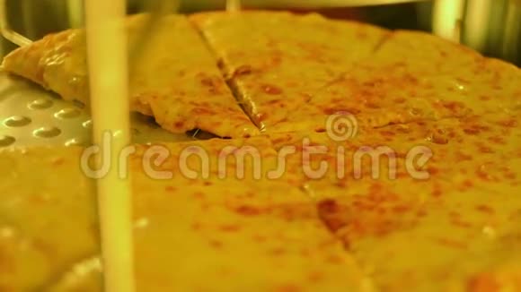 快速食品店内可旋转披萨的近景视频的预览图