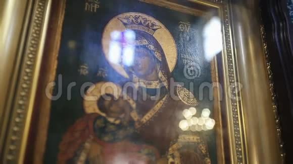 玛丽亚和耶稣的图标在古老的教堂内部视频的预览图