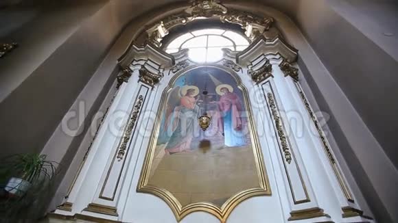 古老的中世纪教堂内部特写视频的预览图