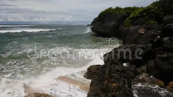 海浪撞击沙滩上的岩石视频的预览图