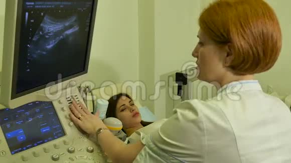 医生使用超声波设备视频的预览图