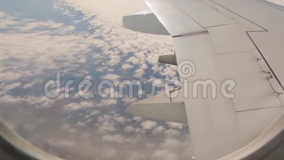 从云上的飞机上看视频的预览图