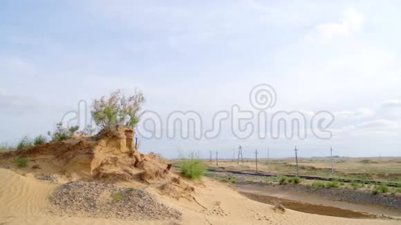 沙漠景观中的铁路之旅视频的预览图