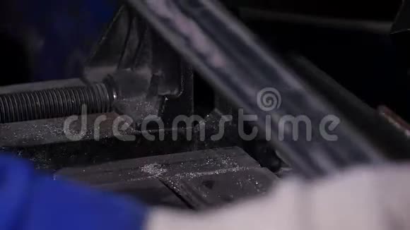 动作镜头加速工业带锯刀片与冷却剂显示运动模糊带锯刀片冰冻动作视频的预览图