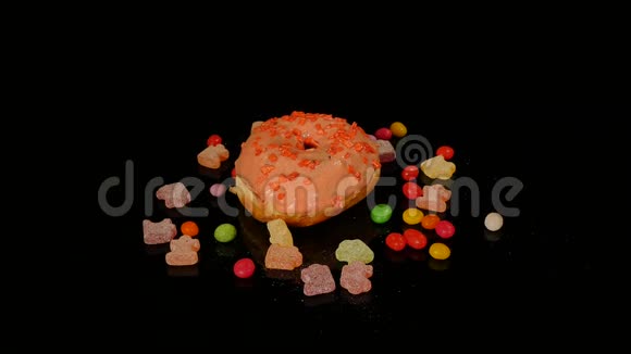 橙色的有趣的惊喜的上釉甜甜圈带条纹的焦糖糖糖果五颜六色的德拉吉葡萄干或花生视频的预览图