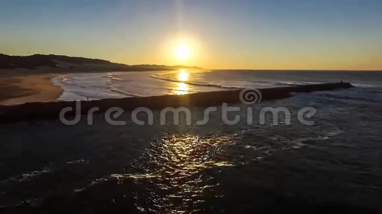 海上和海滩上空的空中日出视频视频的预览图