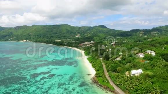 鸟瞰AnseRoyale海滩印度洋清澈的海水和塞舌尔马河岛4kUHD的绿色繁茂的山丘视频的预览图